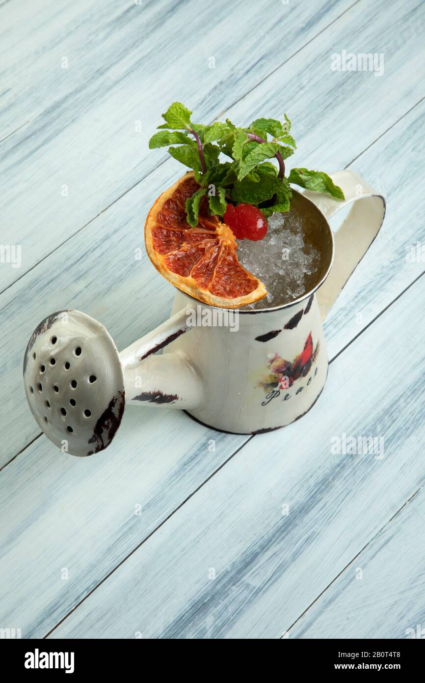 Classico Mojito. Rum bianco, foglie di menta, lime e lime zeppe sormontate da soda Foto Stock