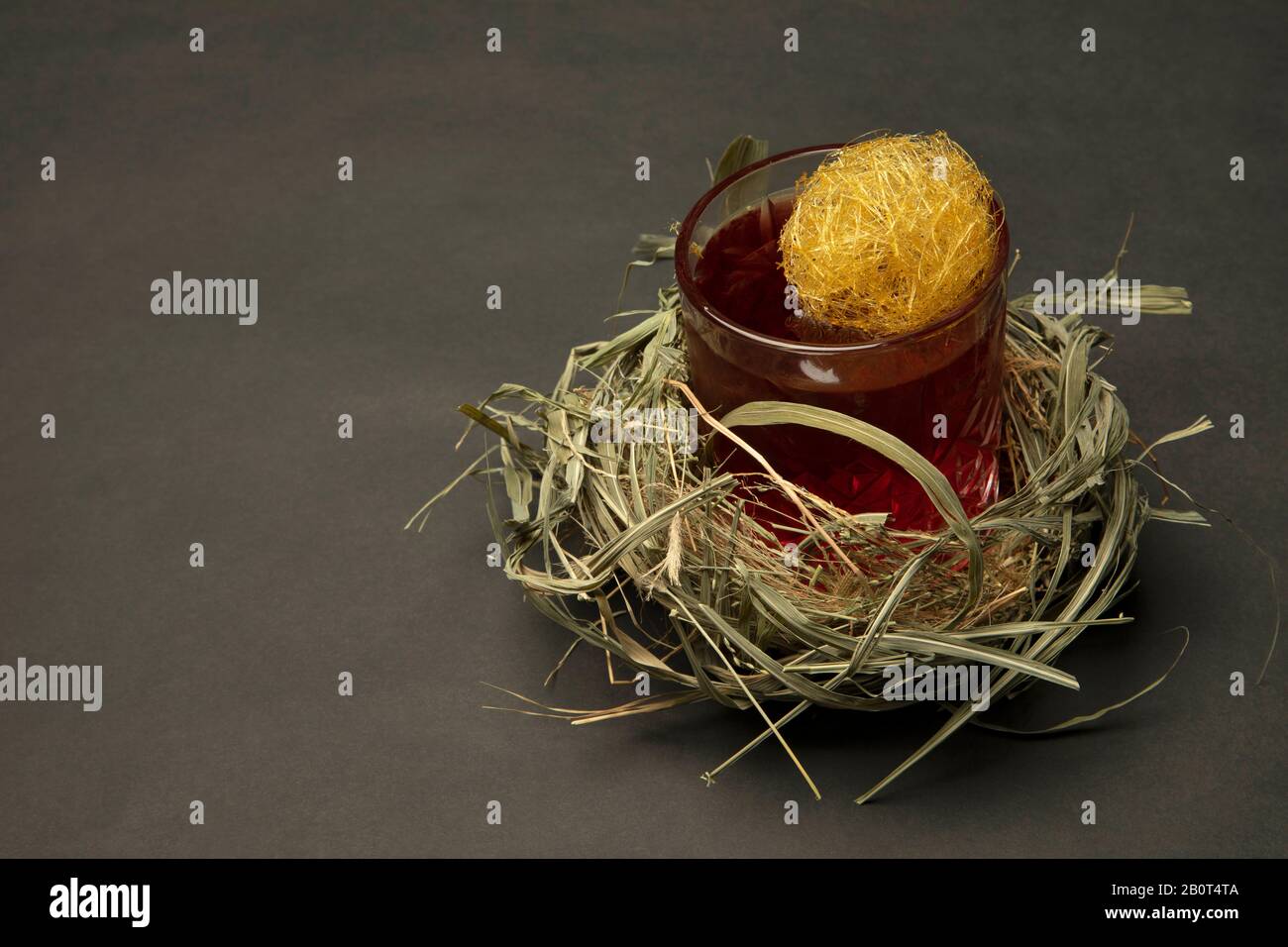 Cocktail di whisky al fuoco avvolto in un nido Foto Stock