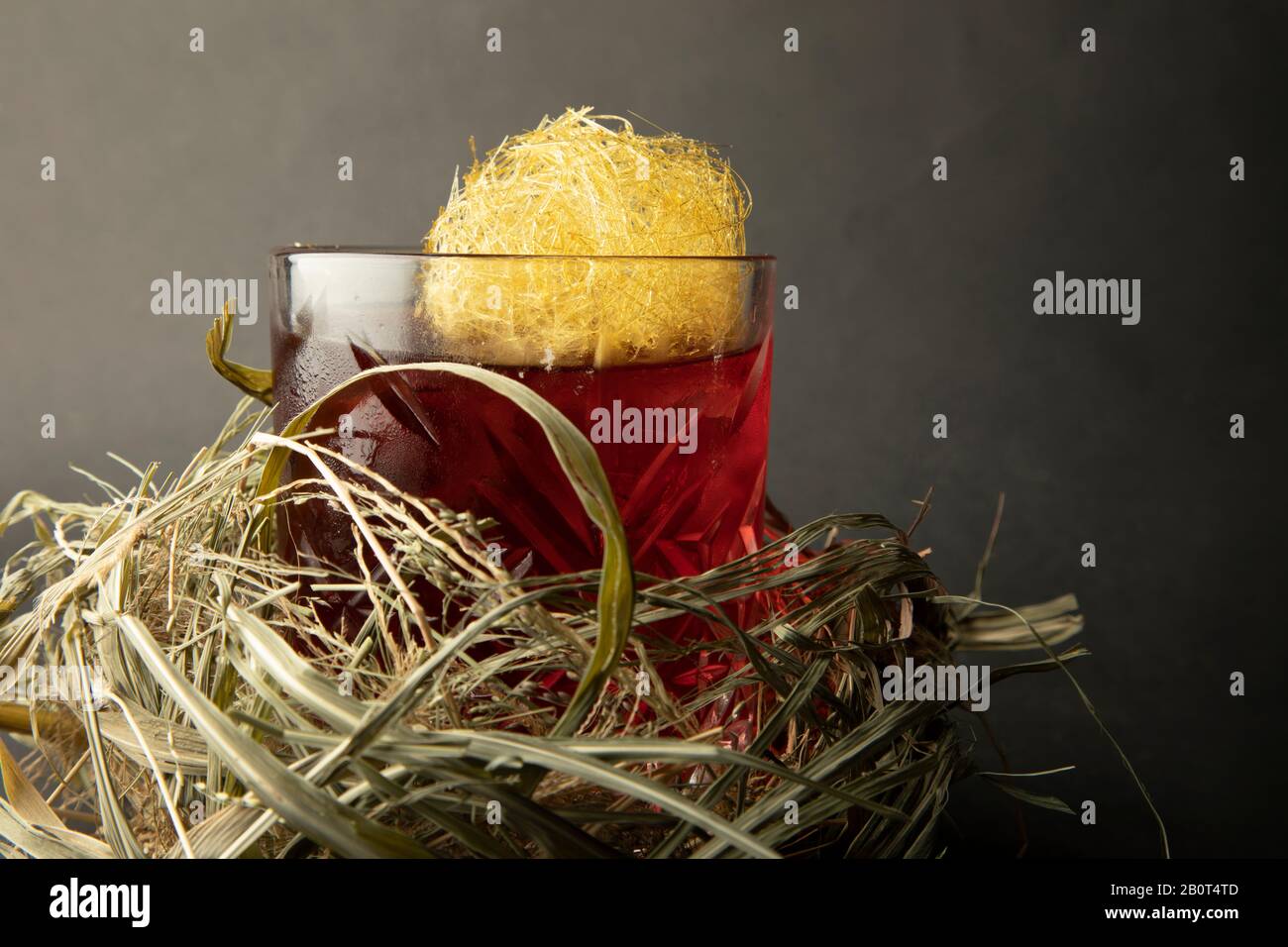 Cocktail di whisky al fuoco avvolto in un nido Foto Stock