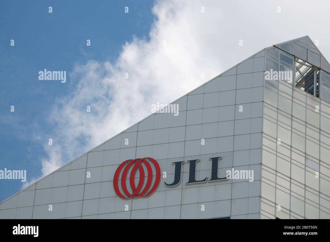 Brisbane, Queensland, Australia - 26th Gennaio 2020 : logo JLL (Jones Lang LaSalle Incorporated) appesi sulla parte superiore dell'edificio di Brisbane. JLL i Foto Stock