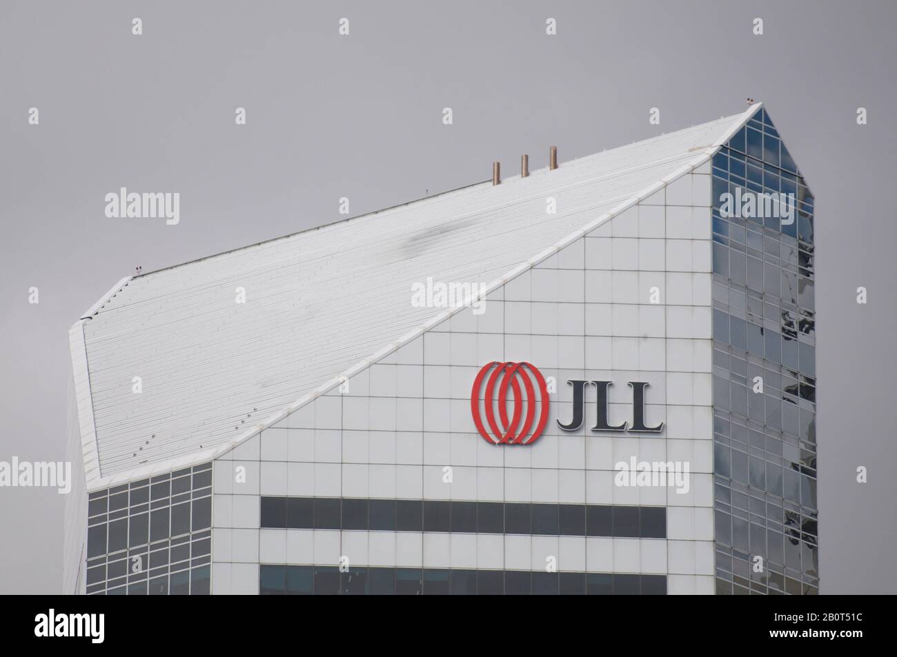 Brisbane, Queensland, Australia - 26th Gennaio 2020 : logo JLL (Jones Lang LaSalle Incorporated) appesi sulla parte superiore dell'edificio di Brisbane. JLL i Foto Stock