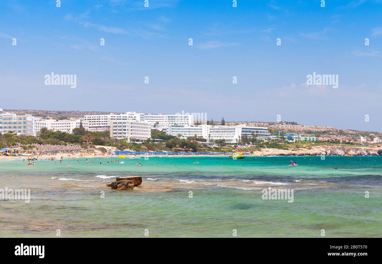 Ayia Napa vista al sole giorno d'estate. Si tratta di una località turistica all'estremità orientale della costa meridionale di Cipro Foto Stock