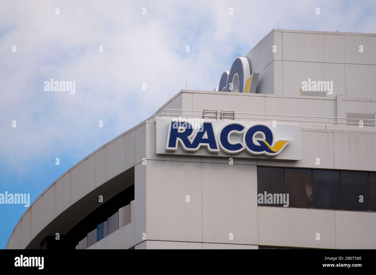 Brisbane, Queensland, Australia - 26th Gennaio 2020 : logo RACQ (Royal Automobile Club of Queensland) appesi sulla cima di un edificio a Brisbane. RA Foto Stock