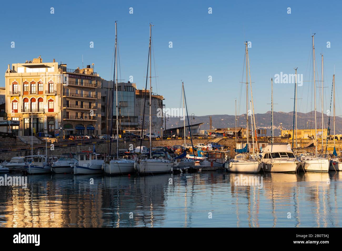Heraklion, Grecia - 11 gennaio 2020: Marina nel vecchio porto di Heraklion a Creta, Grecia. Foto Stock