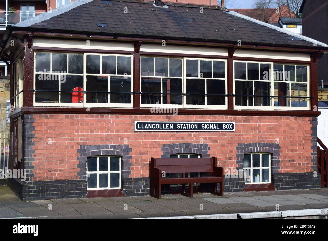 Stazione ferroviaria del periodo Llangollen lungo il fiume Dee Wales. Foto Stock