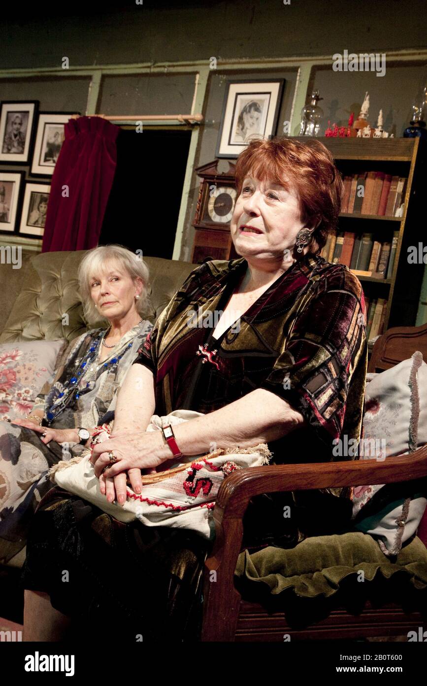 L-r: Juliet Aykroyd (come lotta Bainbridge), Frances Cuka (come maggio Davenport) IN ATTESA NELLE ALI di Noel Coward al Pentameters Theatre, Londra NW3 nel 2010 design: John Dalton lighting: Leo Woolcock regista: Aline Waites Foto Stock