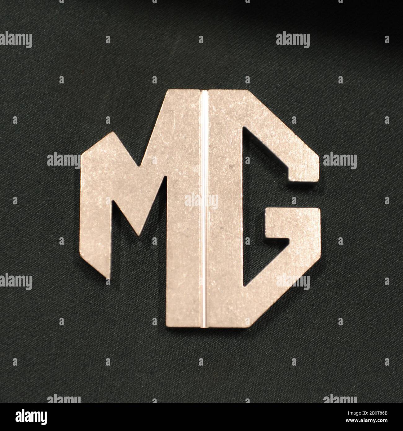 Un distintivo DI ALLUMINIO MG in mostra al London Classic Car Show che ha aperto oggi ad Olympia London, Regno Unito. Oltre 500 delle più belle automobili e marchi classici del mondo, del valore di £70 milioni, sono in mostra allo spettacolo che va dai tour vintage prima della guerra ad un concept car moderno. Lo spettacolo porta in circa 20.000 visitatori, che vanno da gravi teste di benzina a persone che amano solo veicoli belli e classici. Foto Stock