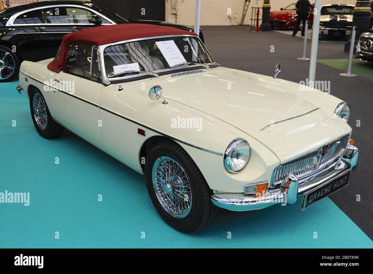 Un mg C Roadster 1969 in mostra al London Classic Car Show che ha aperto oggi a Olympia London, Regno Unito. Oltre 500 delle più belle automobili e marchi classici del mondo, del valore di £70 milioni, sono in mostra allo spettacolo che va dai tour vintage prima della guerra ad un concept car moderno. Lo spettacolo porta in circa 20.000 visitatori, che vanno da gravi teste di benzina a persone che amano solo veicoli belli e classici. Foto Stock
