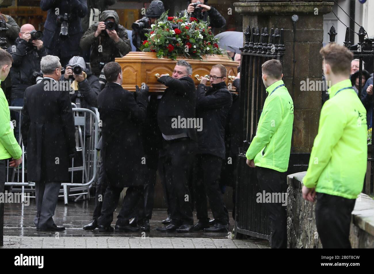 La bara dell'ex portiere del Manchester United e dell'Irlanda del Nord Harry Gregg arriva alla chiesa parrocchiale di San Patrizio, Coleraine, per i suoi funerali. Foto Stock