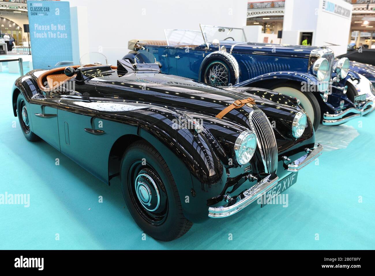 Una Jaguar XK120 di proprietà di David Gandy (modello britannico) in mostra al London Classic Car Show che ha aperto oggi a Olympia Londra, Regno Unito. Oltre 500 delle più belle automobili e marchi classici del mondo, del valore di £70 milioni, sono in mostra allo spettacolo che va dai tour vintage prima della guerra ad un concept car moderno. Lo spettacolo porta in circa 20.000 visitatori, che vanno da gravi teste di benzina a persone che amano solo veicoli belli e classici. Foto Stock