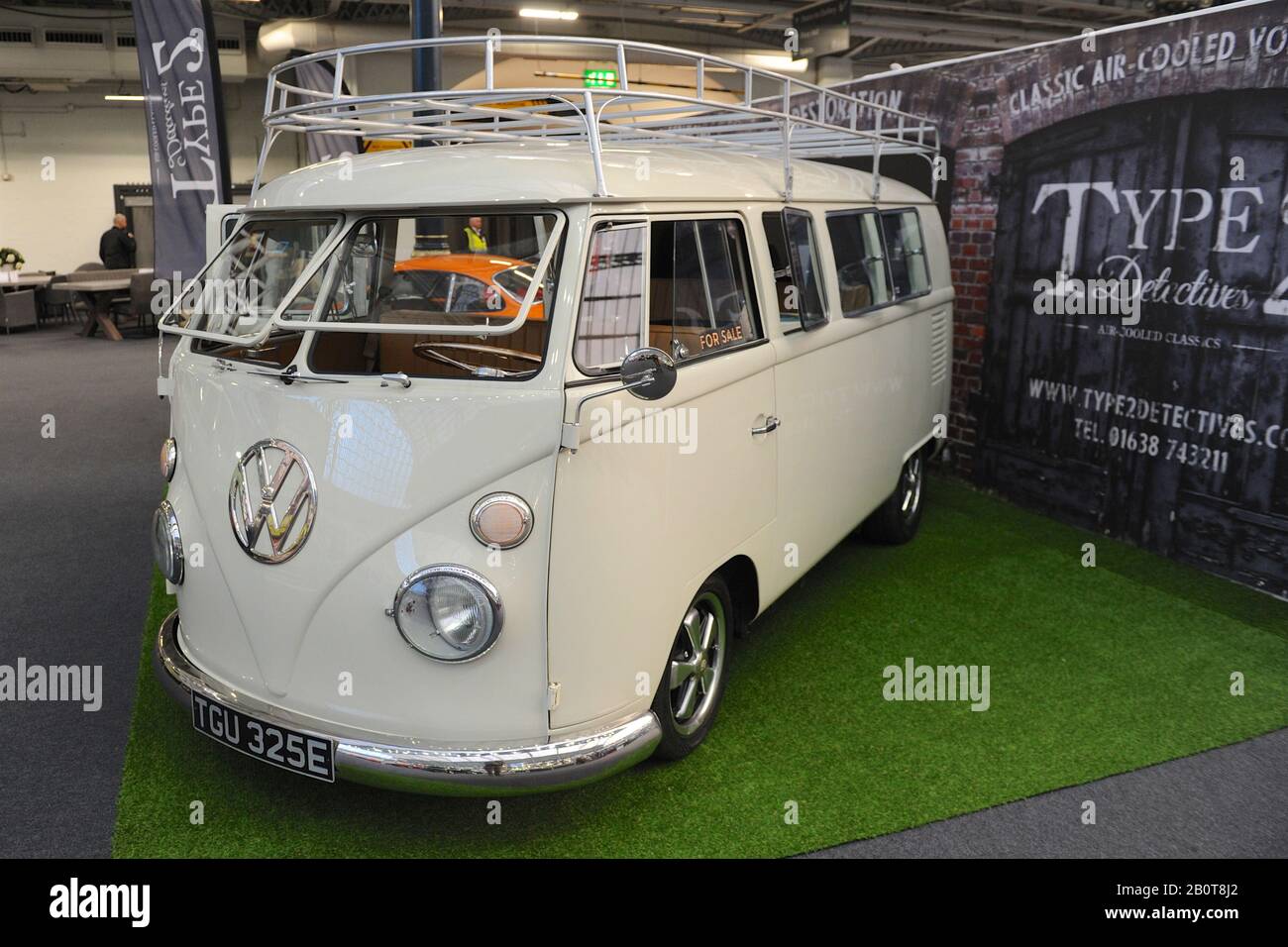 Un pulmino VW Camper d'epoca in mostra al London Classic Car Show che ha aperto oggi ad Olympia London, Regno Unito. Oltre 500 delle più belle automobili e marchi classici del mondo, del valore di £70 milioni, sono in mostra allo spettacolo che va dai tour vintage prima della guerra ad un concept car moderno. Lo spettacolo porta in circa 20.000 visitatori, che vanno da gravi teste di benzina a persone che amano solo veicoli belli e classici. Foto Stock