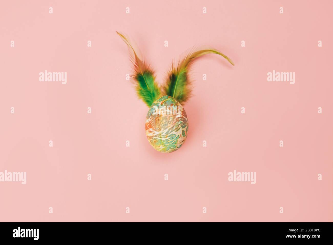 Colore uovo di pasqua con orecchie di coniglio Foto Stock