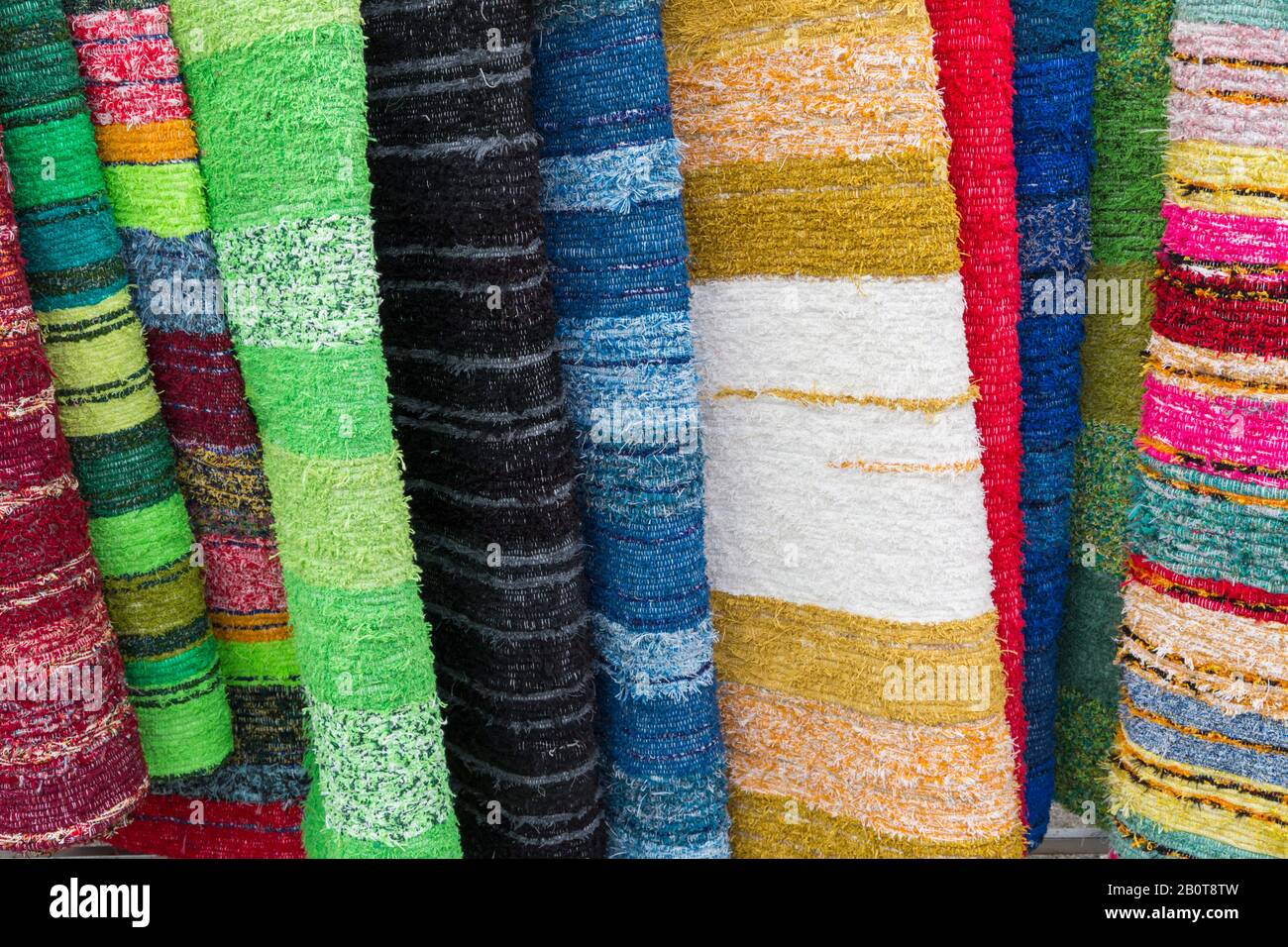 Tappeti in vendita fuori negozio a Trevelez (uno dei più alti villaggi della Spagna), Andalusia, Spagna nel mese di febbraio Foto Stock