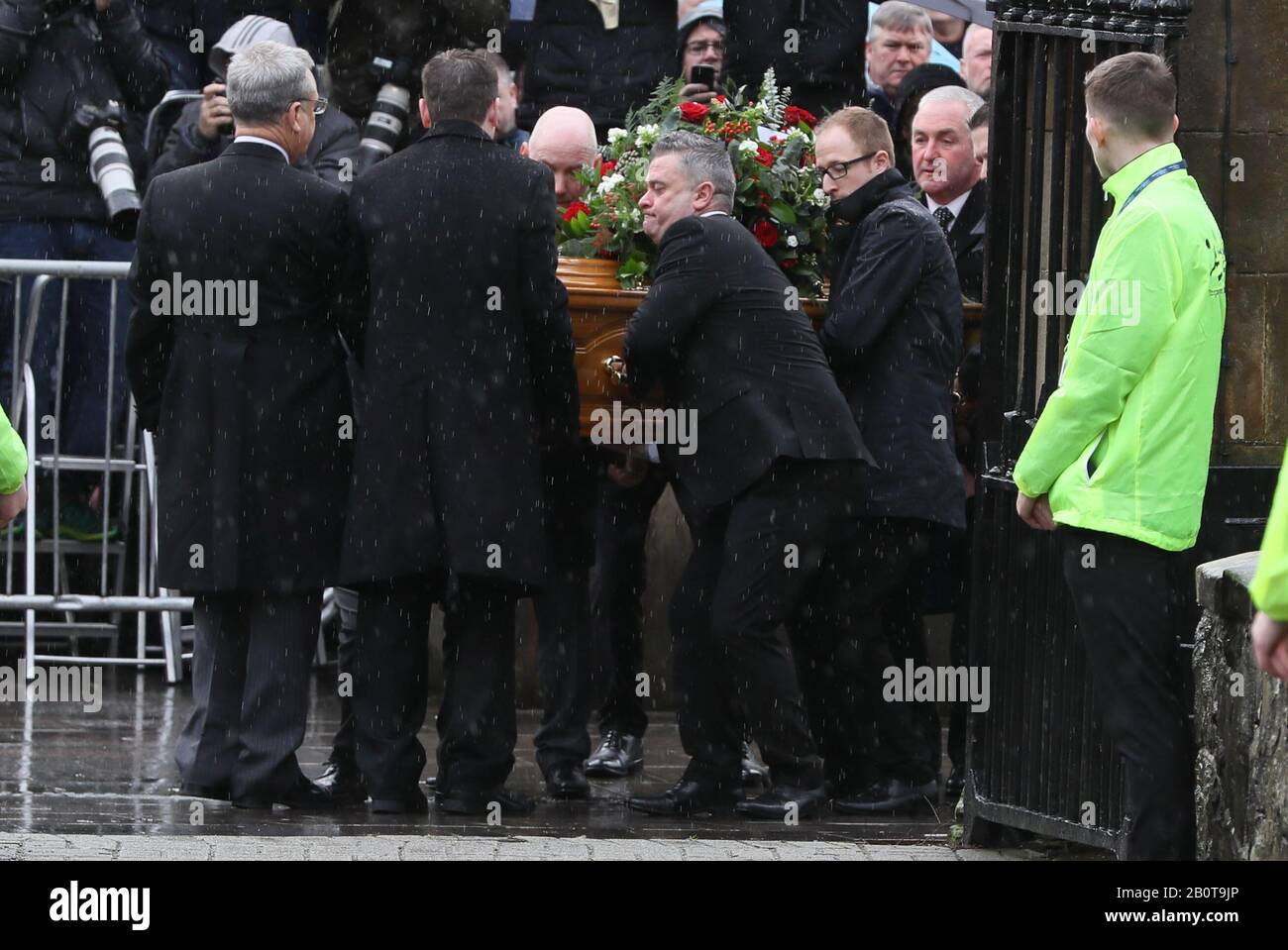 La bara dell'ex portiere del Manchester United e dell'Irlanda del Nord Harry Gregg arriva alla chiesa parrocchiale di San Patrizio, Coleraine, per i suoi funerali. Foto Stock