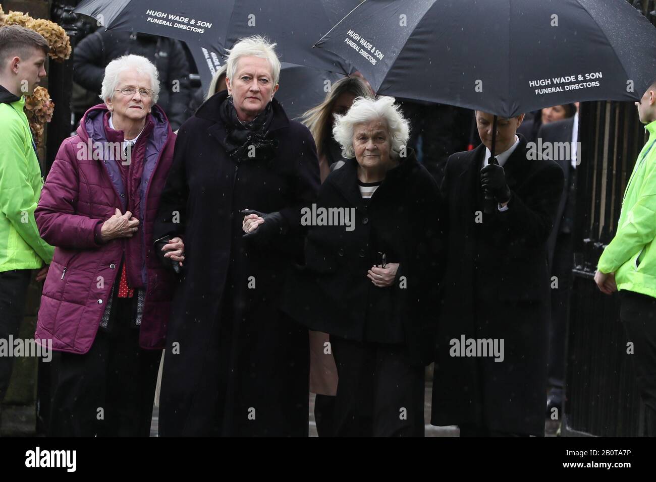 I membri della famiglia e i lutto arrivano per i funerali dell'ex portiere del Manchester United e dell'Irlanda del Nord Harry Gregg, presso la chiesa parrocchiale di San Patrizio, Coleraine. Foto Stock