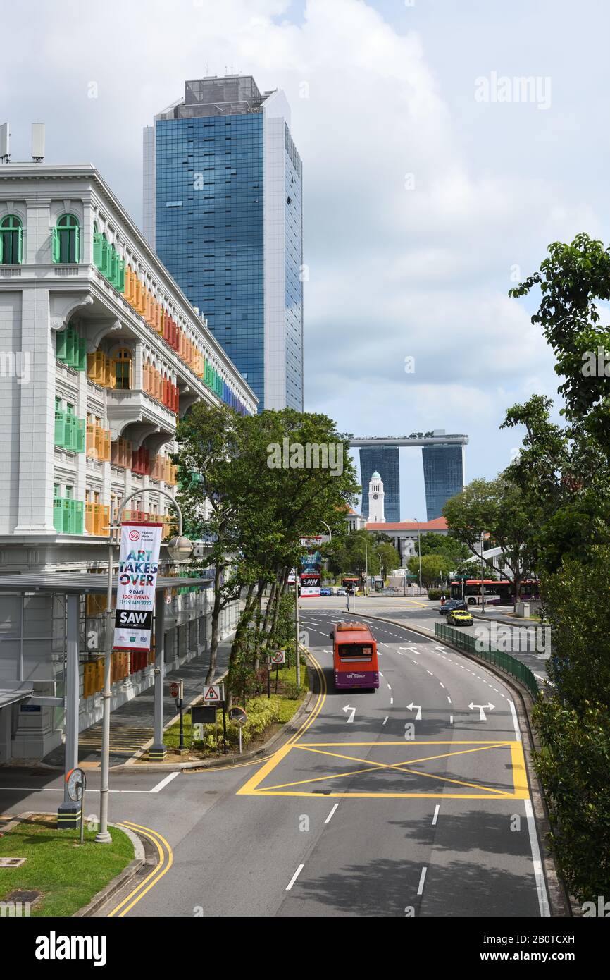 Le finestre verdi e gialle del Ministero delle Comunicazioni e delle informazioni su River Valley Road, Singapore, Asia Foto Stock
