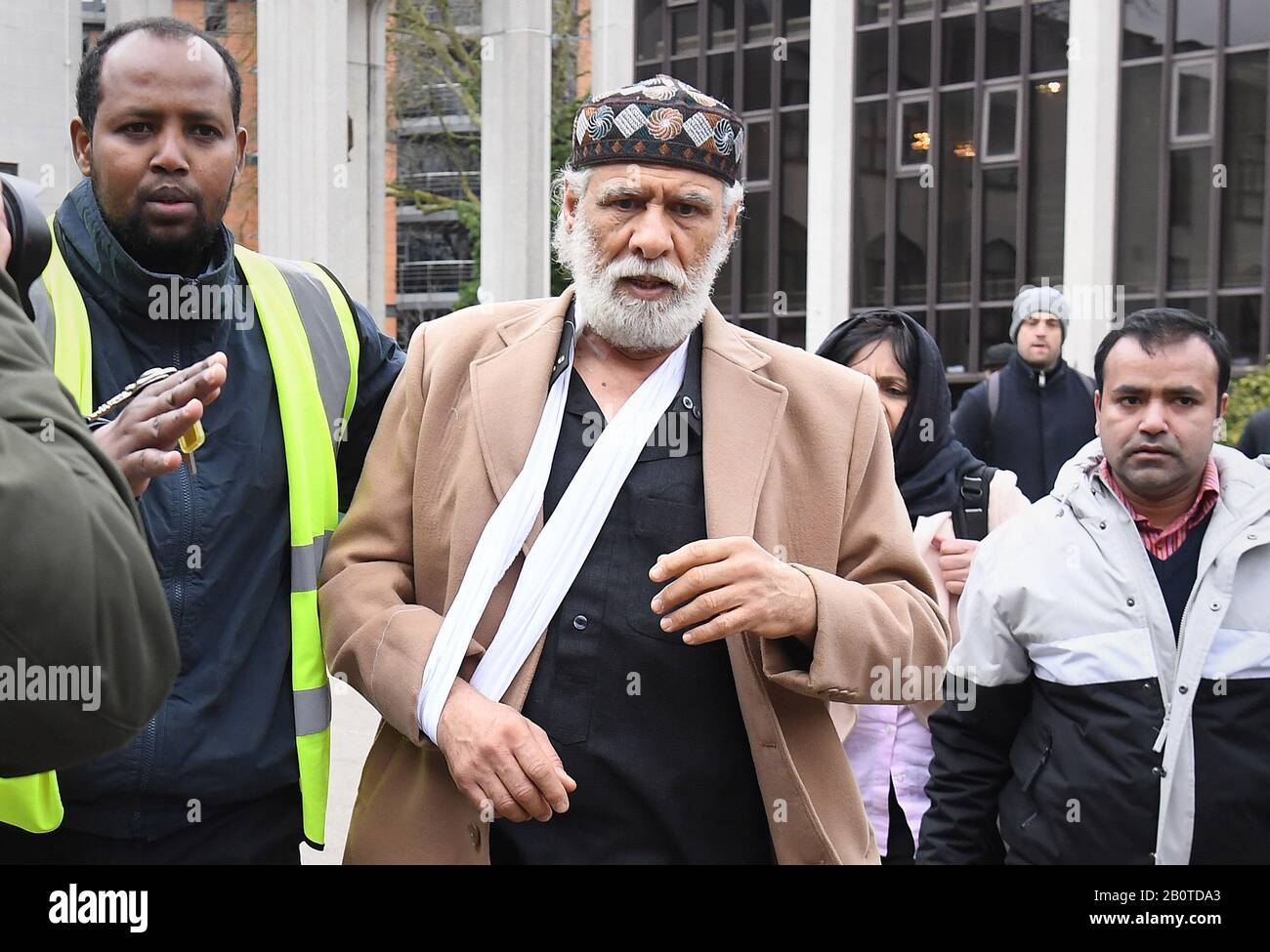 Il leader musulmano della preghiera Raafat Maglad arriva alla Moschea Centrale di Londra, vicino al Regent's Park, a nord di Londra, dove un uomo è stato arrestato per sospetto di tentato omicidio giovedì dopo che la polizia è stata chiamata a notizie di un pugnale. Foto Stock