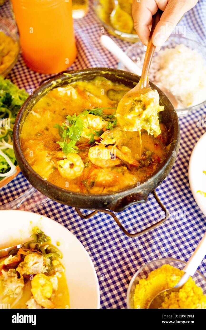 Culinária típica bahiana. Moqueca de camarão, Shrimp stuw, Ilhéus, Bahia, Brasile Foto Stock