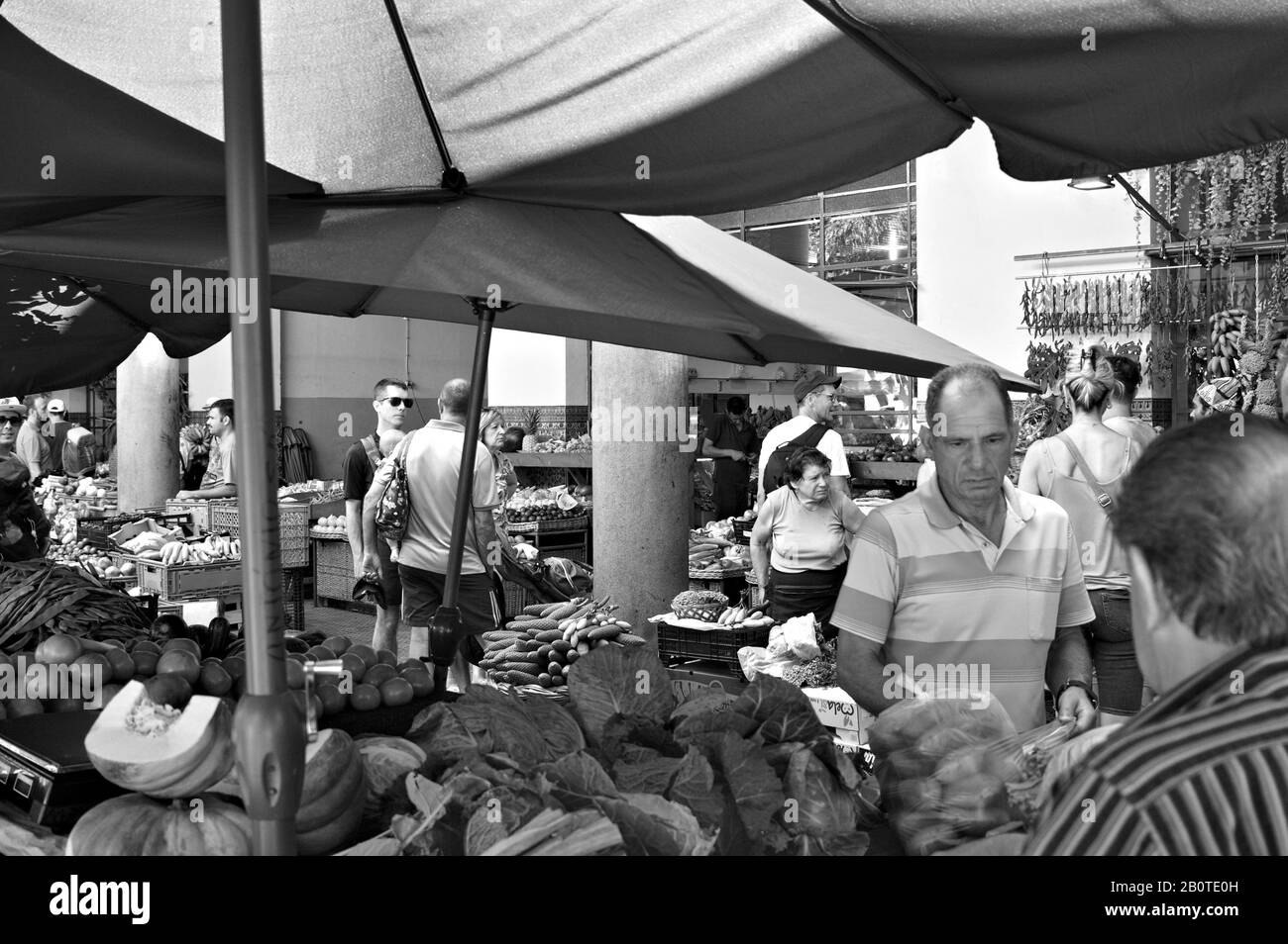 Funchal, Madeira, Portogallo - 16 agosto 2019: Persone in un mercato di frutta e verdura Foto Stock