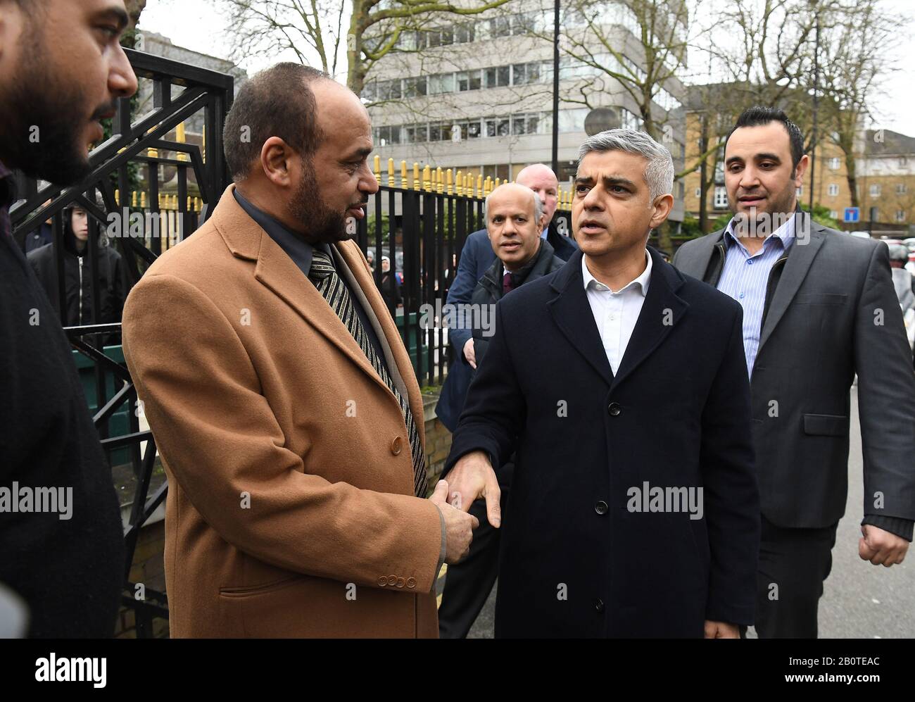Il sindaco di Londra Sadiq Khan (centro) incontra il direttore della moschea, il dottor Ahmad al-Dubayan (a sinistra), presso la Moschea centrale di Londra, vicino al Regent's Park, a nord di Londra, dove un uomo è stato arrestato con il sospetto di tentato omicidio giovedì dopo che la polizia è stata chiamata a rapporti di un pugnale. Foto Stock