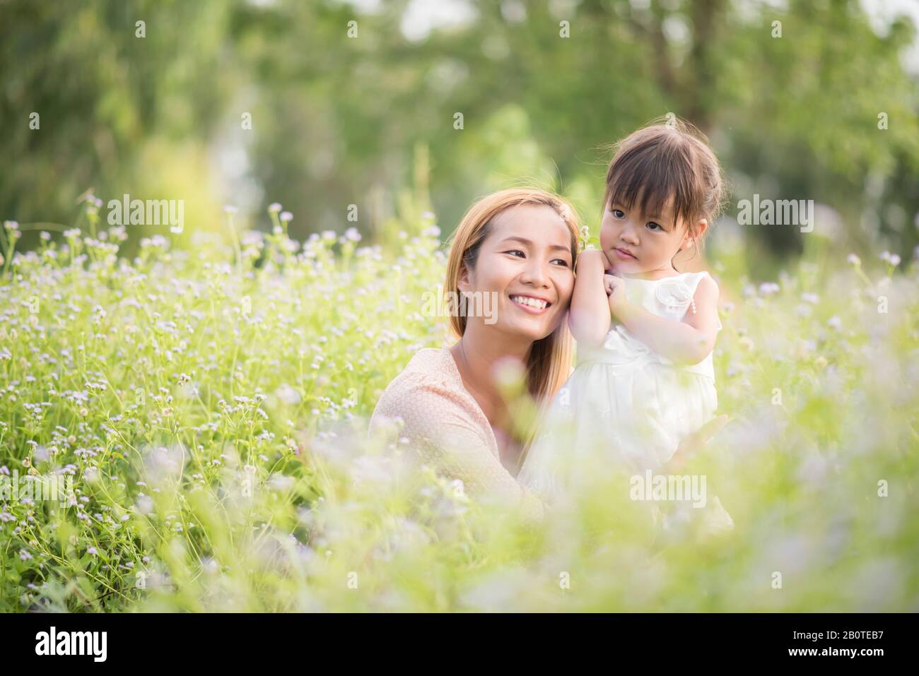 Madre e figlia insieme giocando in un parco Foto Stock