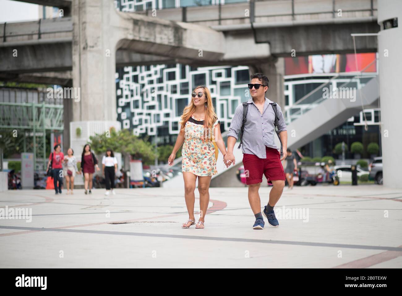 Coppia felice in amore camminando in strada Foto Stock