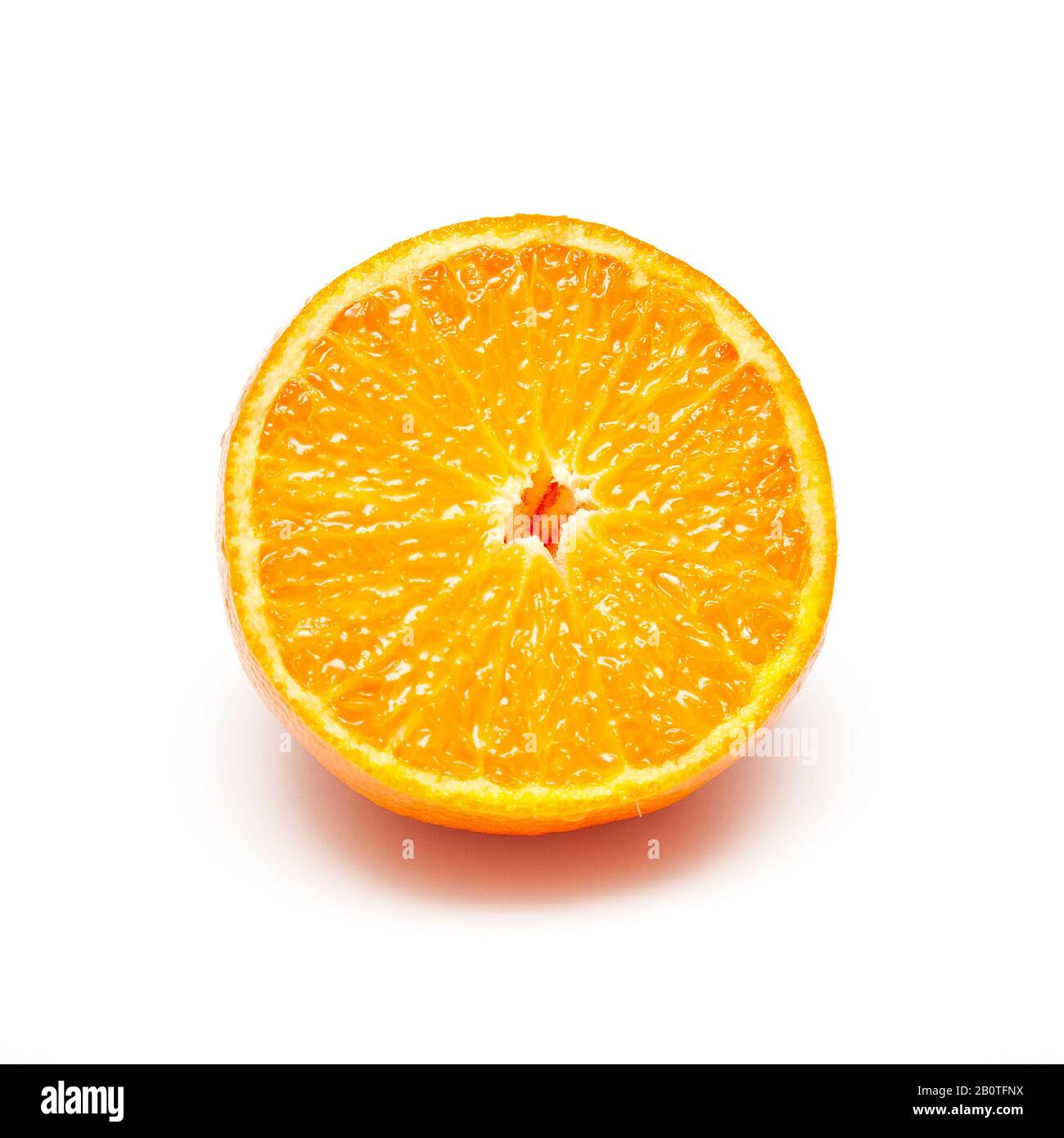 Arancio tagliate a metà su sfondo bianco Foto Stock