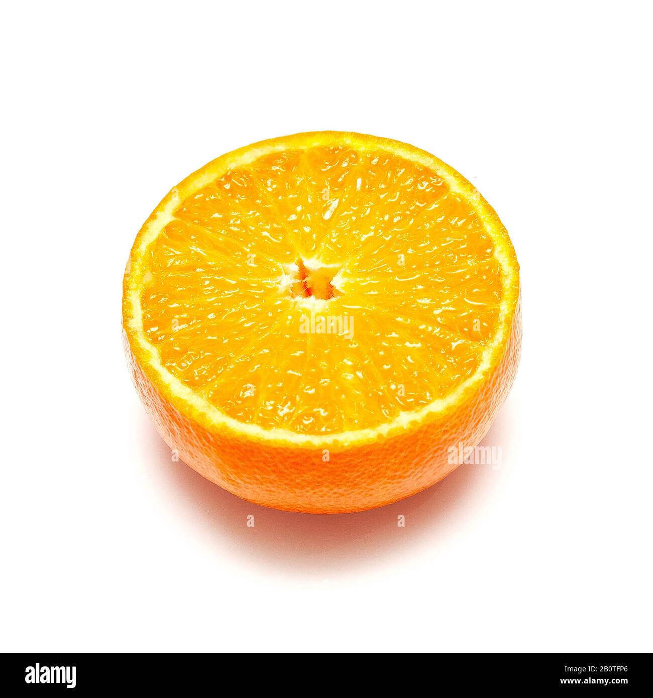 Arancio tagliate a metà su sfondo bianco Foto Stock