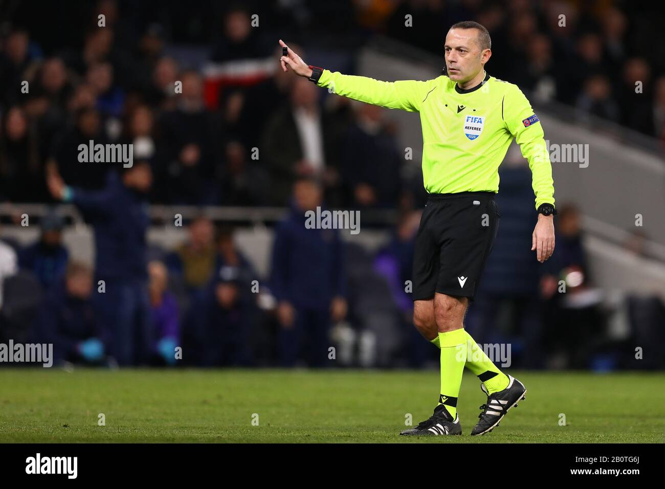 Arbitro, Cuneyt Cakir - Tottenham Hotspur v RB Leipzig, UEFA Champions League - turno di 16 Prima Tappa, Tottenham Hotspur Stadium, Londra, Regno Unito - 19th Febbraio 2020 Foto Stock