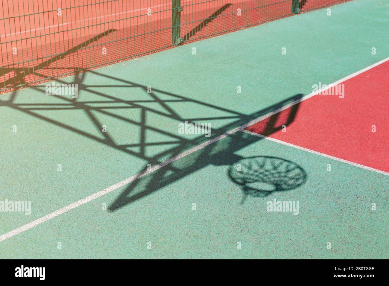 Ombra di cerchio di basket sullo sfondo colorato campo. Foto Stock