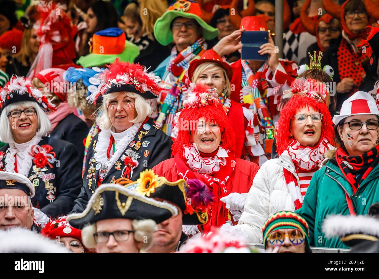 Colonia, Renania, Renania Settentrionale-Vestfalia, Germania - Carnevale a Colonia, sul Weiberfastnacht il carnevale di strada è tradizionalmente aperto presso l'Alter Foto Stock