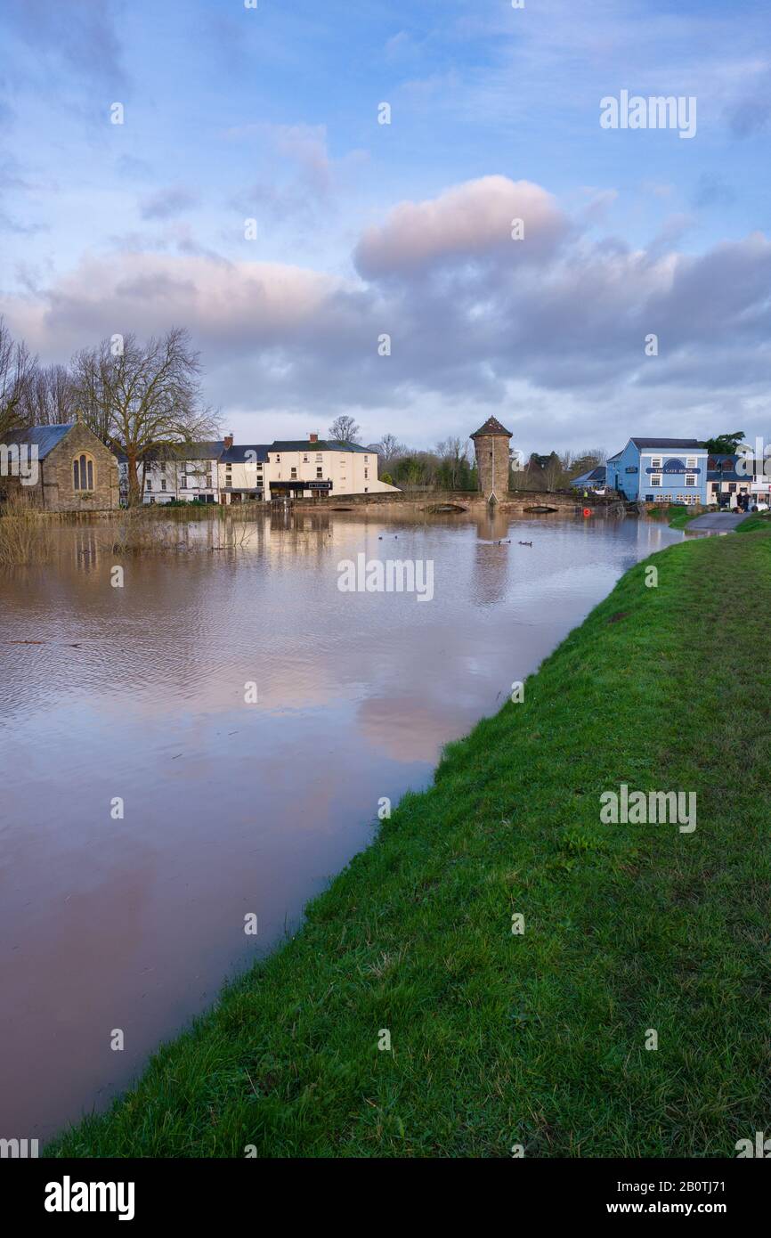 Record che rompono alti livelli di fiume minacciano di ovewhelm lo storico ponte di Monnow, a Monmouth nel Galles del Sud. Febbraio 2020. Foto Stock