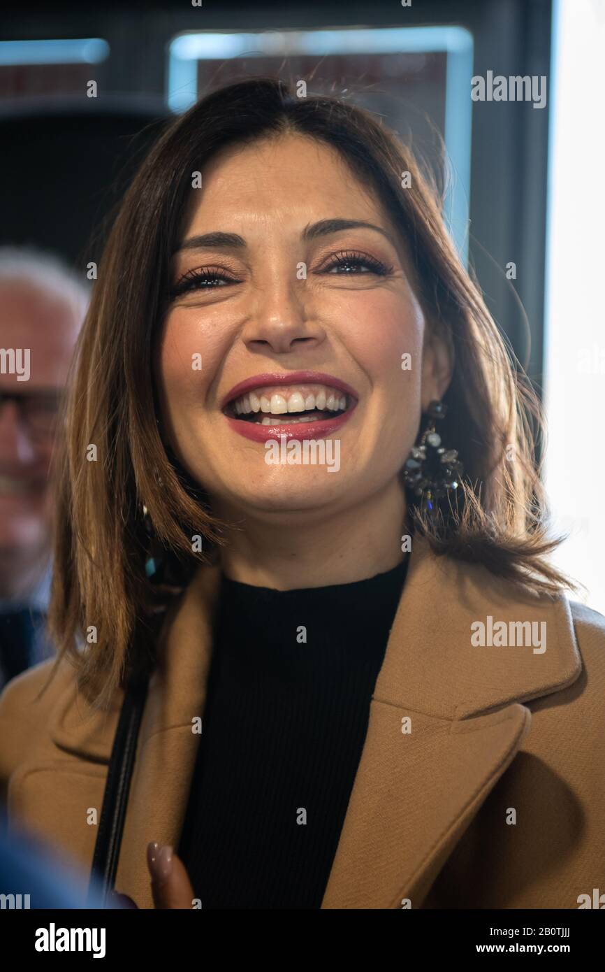 Viareggio, italia - 20 febbraio 2020: Alessia Mancini intervistato durante la giornata trascorsa al carnevale di Viareggio Foto Stock