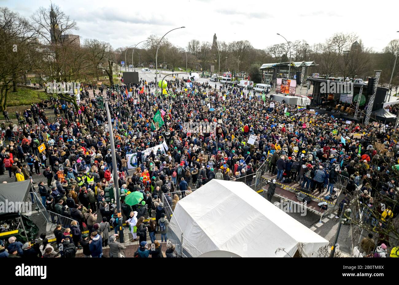 Amburgo, Germania. 21st Feb, 2020. I partecipanti al venerdì per La futura manifestazione climatica si sono riuniti di fronte ad una tappa a Heiliggeitsfolld. Gli attivisti del venerdì Per Il Futuro chiedono protesta prima delle elezioni di Amburgo. Credito: Axel Heimken/Dpa/Alamy Live News Foto Stock