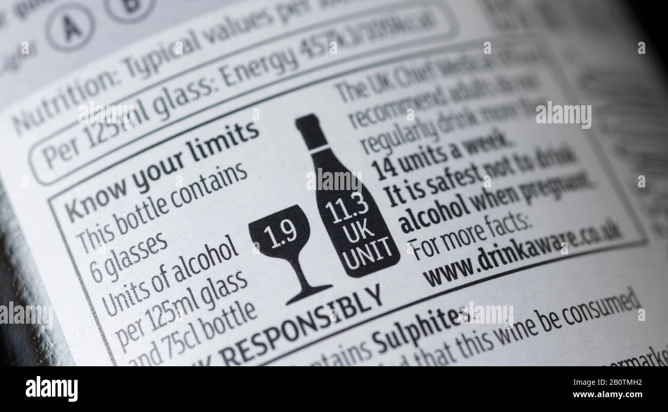 Informazioni sulle unità alcoliche del Regno Unito sull'etichetta posteriore della bottiglia di vino. Credito: Malcolm Park/Alamy. Foto Stock