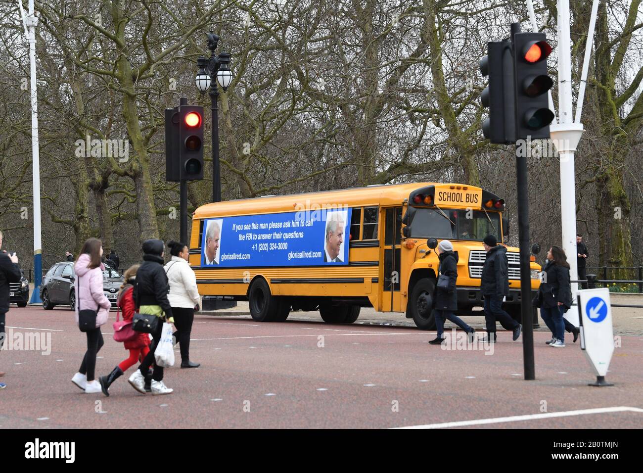 Un autobus giallo con un messaggio post-compleanno per il Duca di York, dall'avvocato statunitense Gloria Allred, che guida lungo il Mall verso Buckingham Palace, Londra. La sig.ra Allred, che rappresenta cinque delle vittime di Jeffrey Epstein, è stata critica nei confronti del duca per non aver parlato con l'FBI del suo ex amico Epstein. Foto Stock
