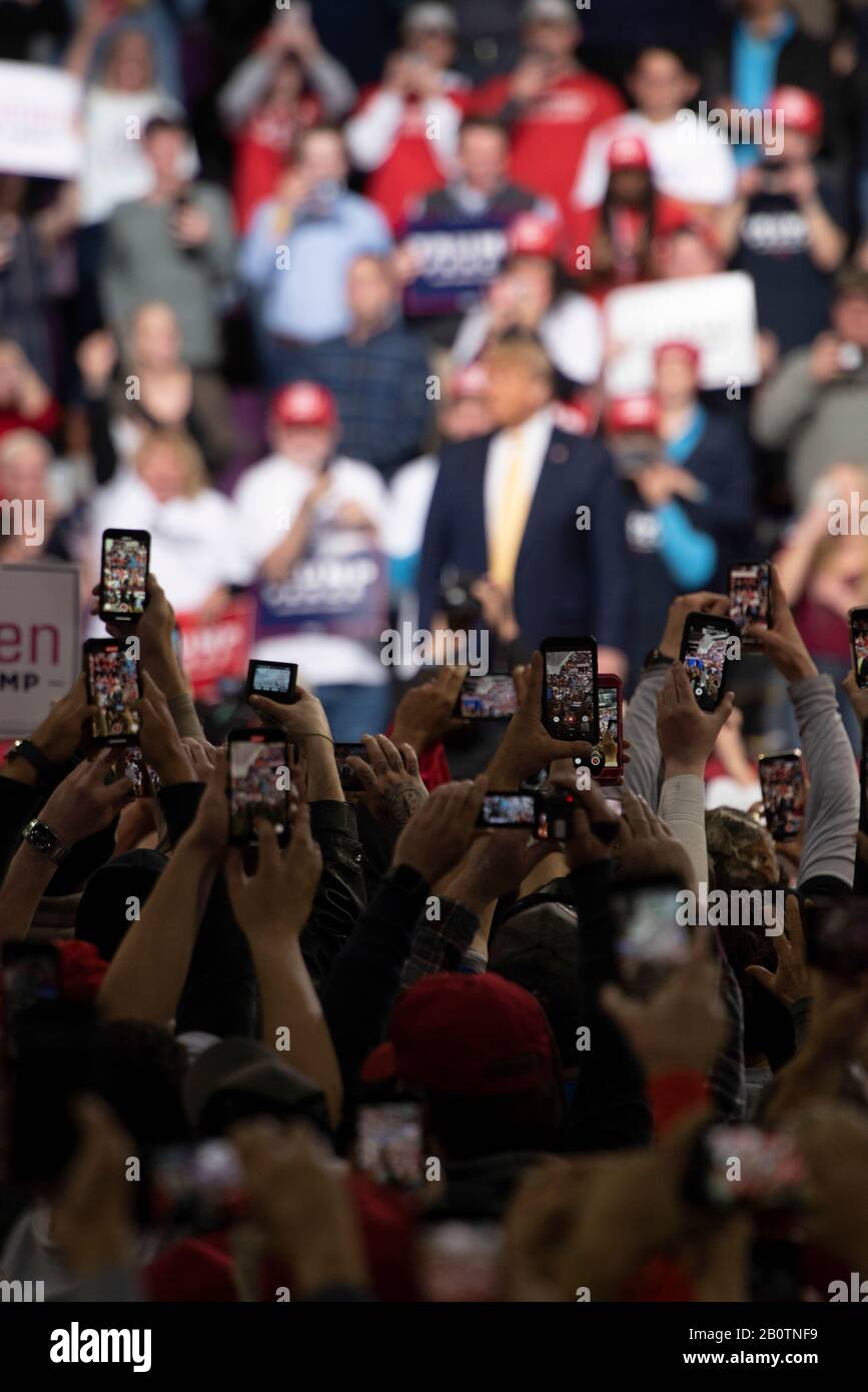 Colorado Springs, Stati Uniti. 20th Feb, 2020. I sostenitori scattano le foto del presidente a Trump Tengono l'America Grande rally alla Broadmoor World Arena di Colorado Springs, Colorado. Credito: Il Photo Access/Alamy Live News Foto Stock