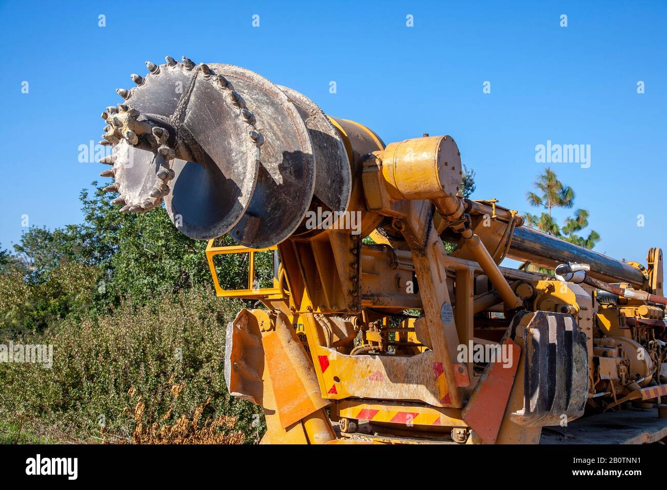 Coclea perforatrice rotativa per roccia mobile, coclea elettrica;  perforatrice per fondazione per punte per impieghi pesanti montata su  autocarro, Cipro Foto stock - Alamy