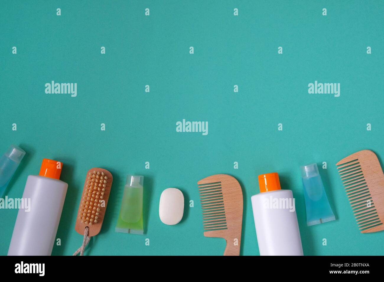 Cosmetici con ingredienti naturali su sfondo azzurro. Prodotti cosmetici naturali. Vista dall'alto, spazio di copia. Foto Stock