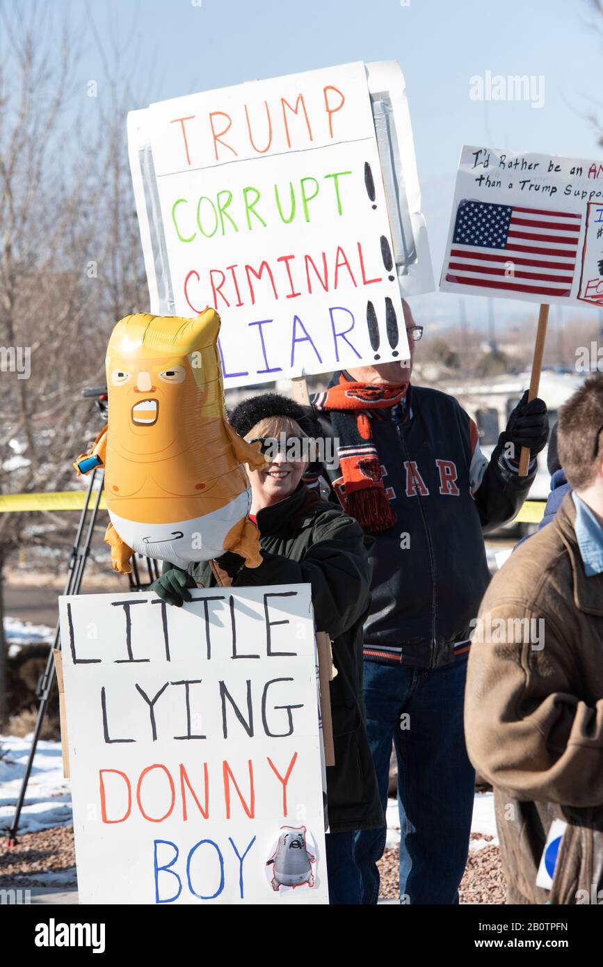 Colorado Springs, Stati Uniti. 20th Feb, 2020. I manifestanti con segnali esterni a Trump Tengono l'America Great rally alla Broadmoor World Arena di Colorado Springs, Colorado. Credito: Il Photo Access/Alamy Live News Foto Stock