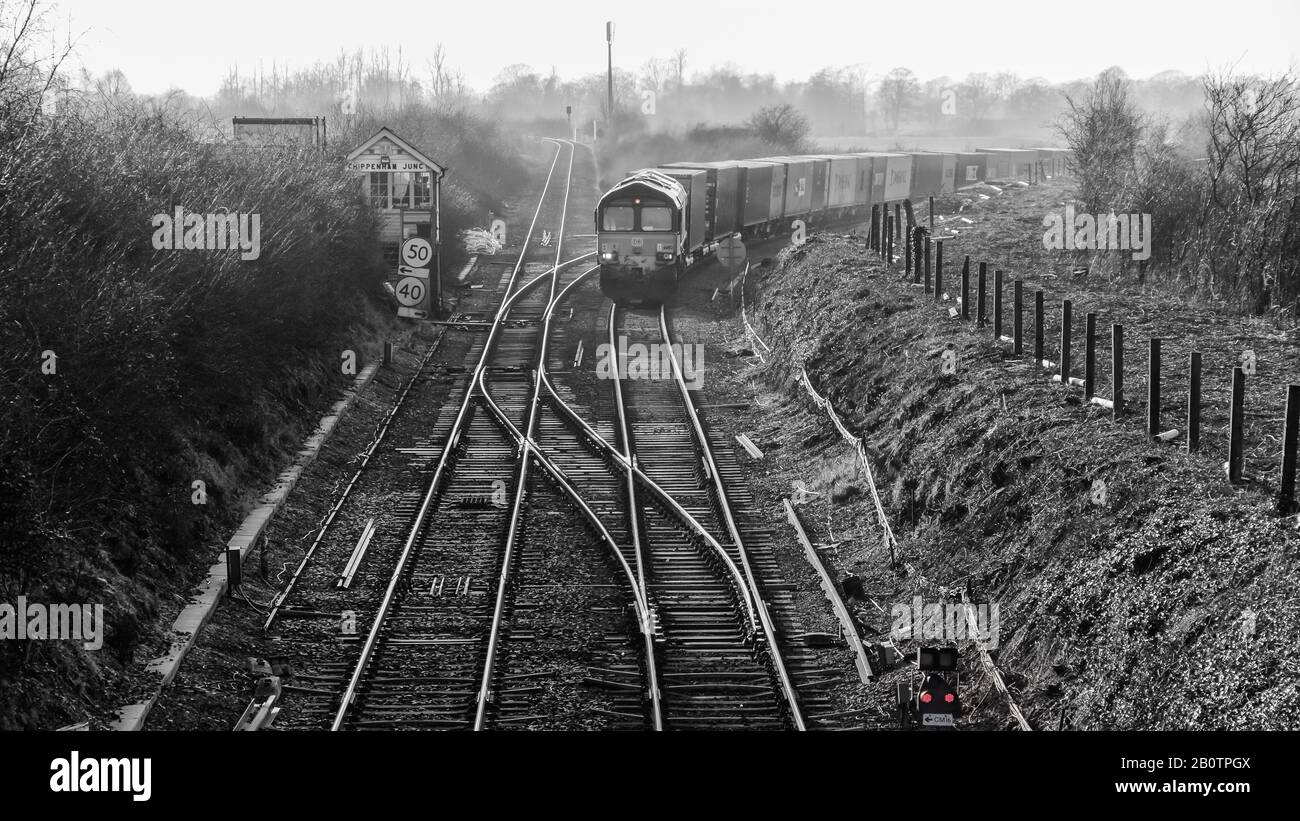 Chippenham Junction, ferrovia merci che attraversa la campagna in una fredda mattinata invernale. Foto Stock