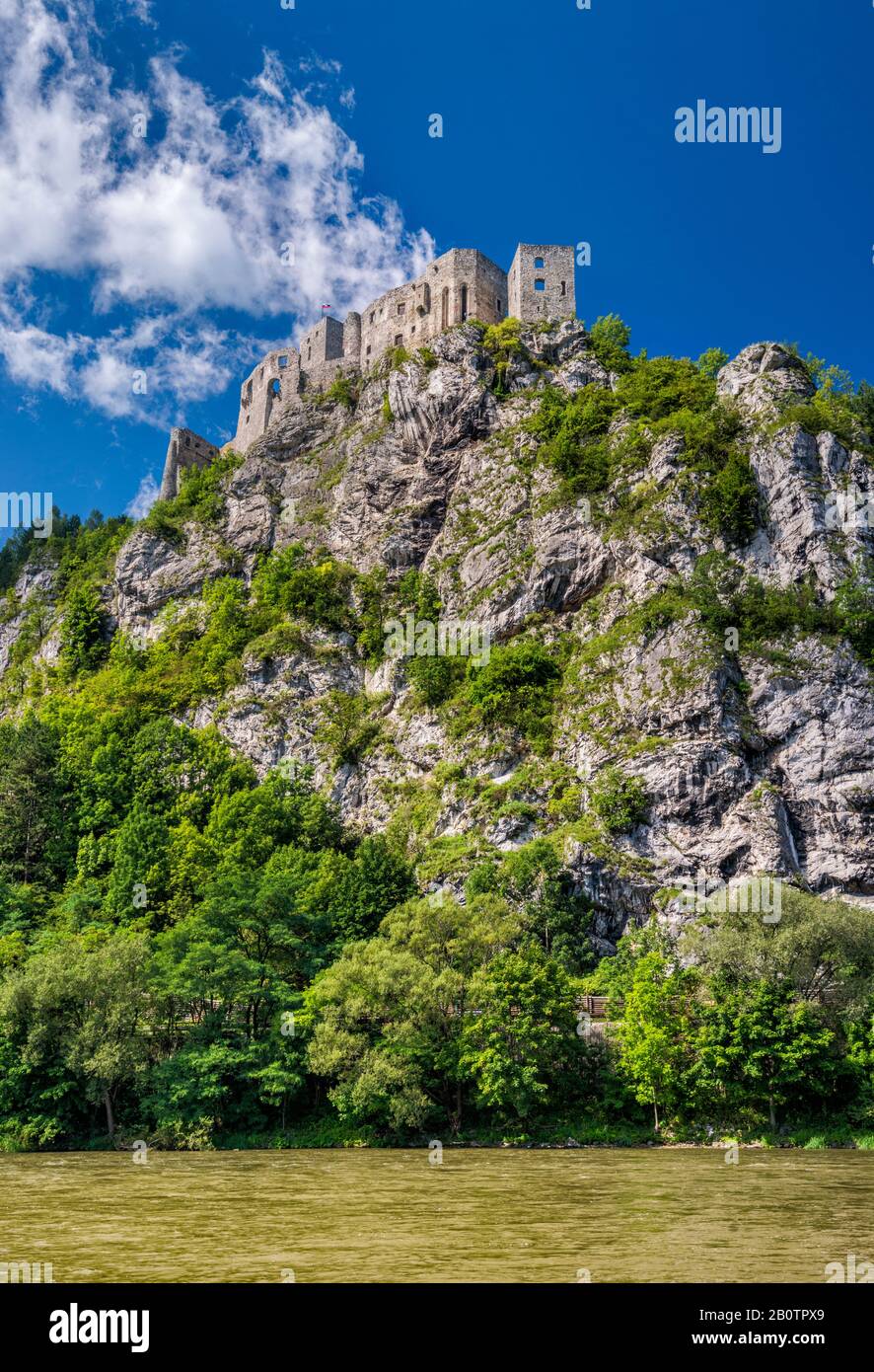 Castello di Strecno sulla cima oltre il fiume Vah, Mala Fatra mountains, villaggio di Strecno, Zilina Regione, Slovacchia Foto Stock