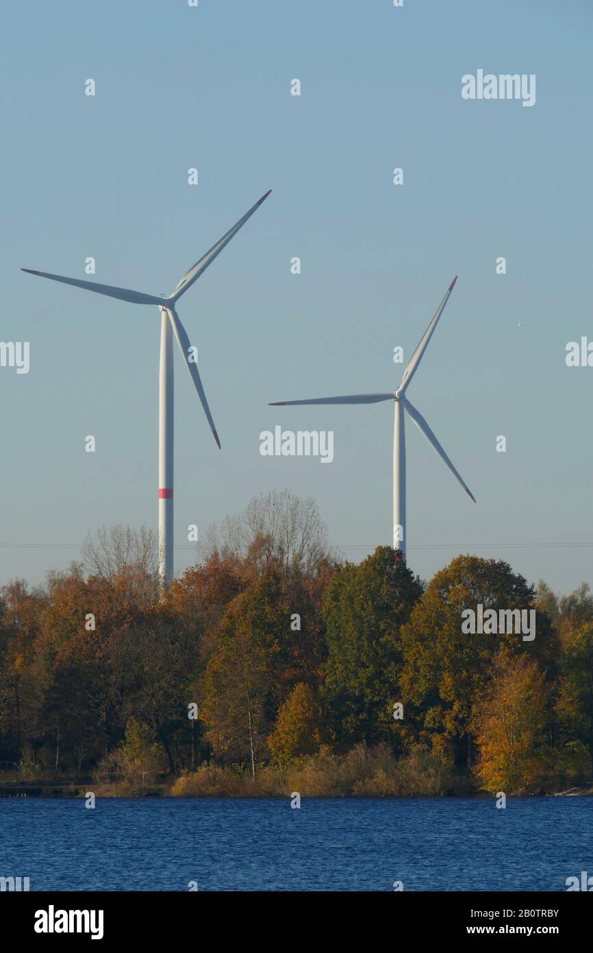 Turbine eoliche alla luce serale su Stadtwaldsee, Brema, Germania, Europa Foto Stock