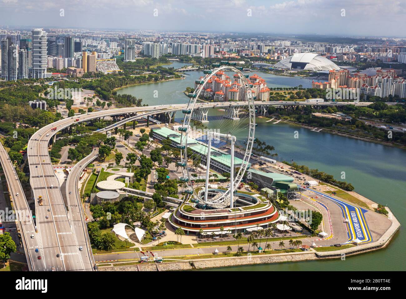 Vista dall'alto dello skyline di Singapore con la ruota panoramica Singapore Flyer e il circuito per il Singapore Grande Prix, Singapore Foto Stock