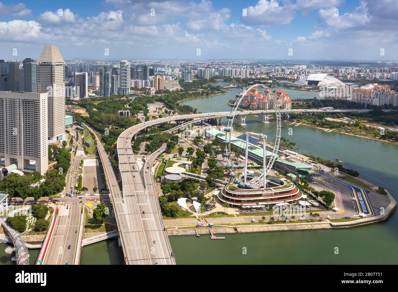 Vista dall'alto dello skyline di Singapore con la ruota panoramica Singapore Flyer e il circuito per il Singapore Grande Prix, Singapore Foto Stock