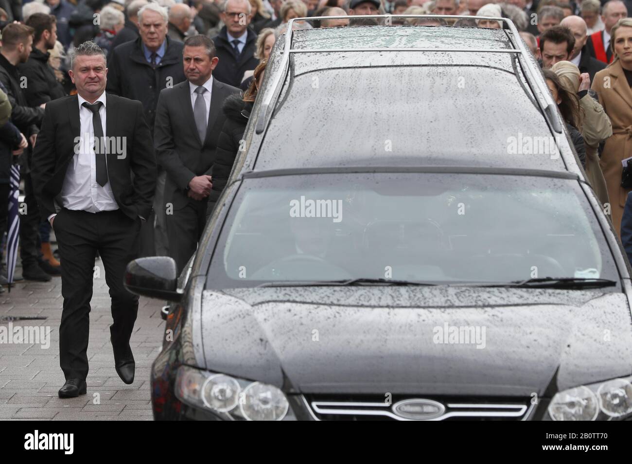 John-Henry segue il cuore fuori della chiesa parrocchiale di San Patrizio, Coleraine dopo il funerale di suo padre, l'ex portiere del Manchester United e dell'Irlanda del Nord Harry Gregg. Foto Stock