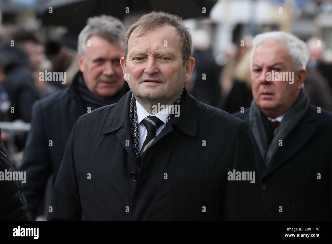 Il presidente irlandese della fa David Martin arriva per i funerali dell'ex portiere del Manchester United e dell'Irlanda del Nord Harry Gregg, presso la chiesa parrocchiale di San Patrizio, Coleraine. Foto Stock