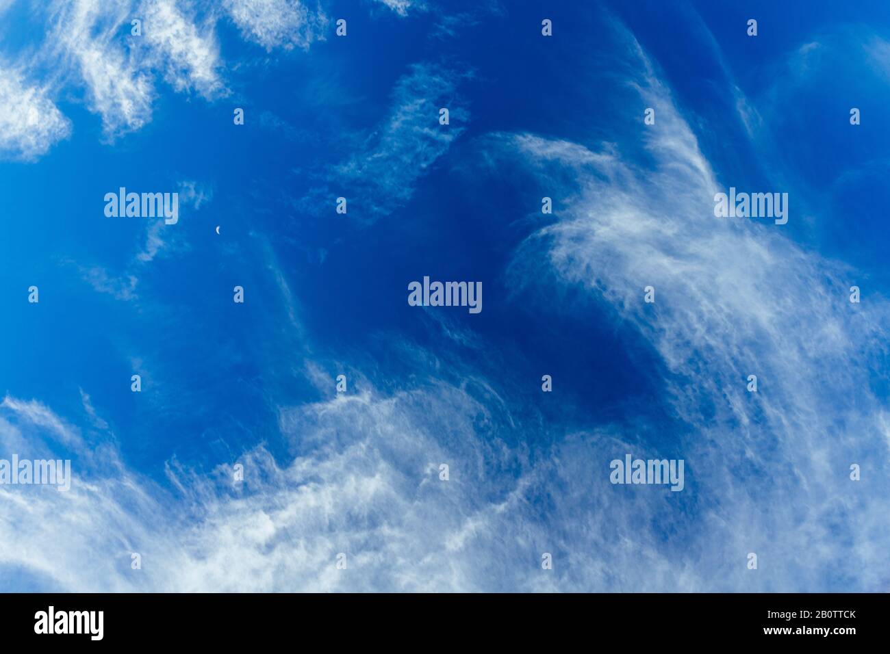 Luminose e belle foto di celesti nuvole bianche e satura il cielo blu con la luce del sole. Luce delicata e ariosa nuvoloso con sfondo bianco e b Foto Stock