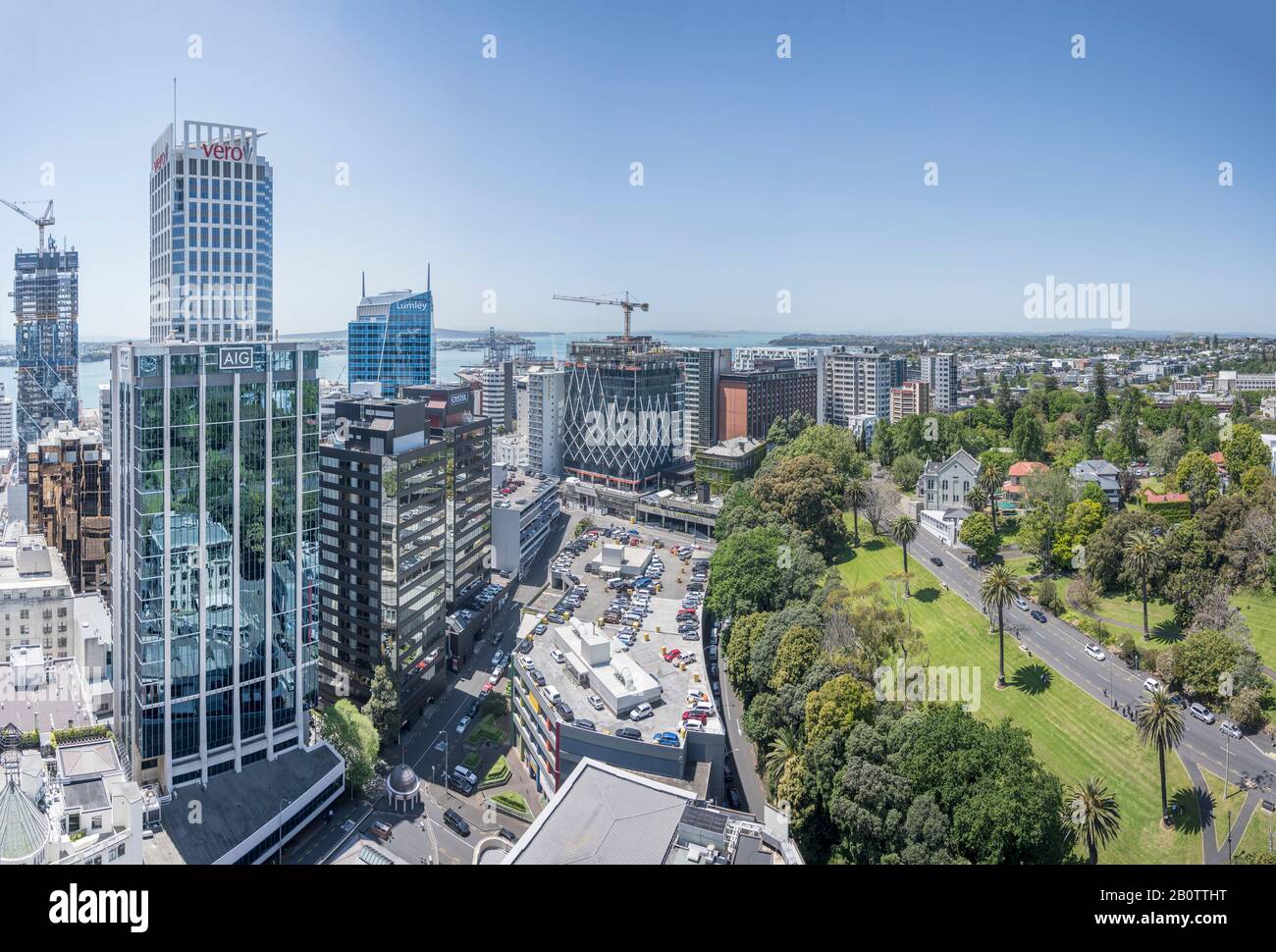 Auckland, NUOVA ZELANDA - 05 novembre 2019: Paesaggio urbano dall'alto del centro della città alla città dinamica, girato in una luminosa luce della tarda primavera il 05 novembre 2019 Foto Stock