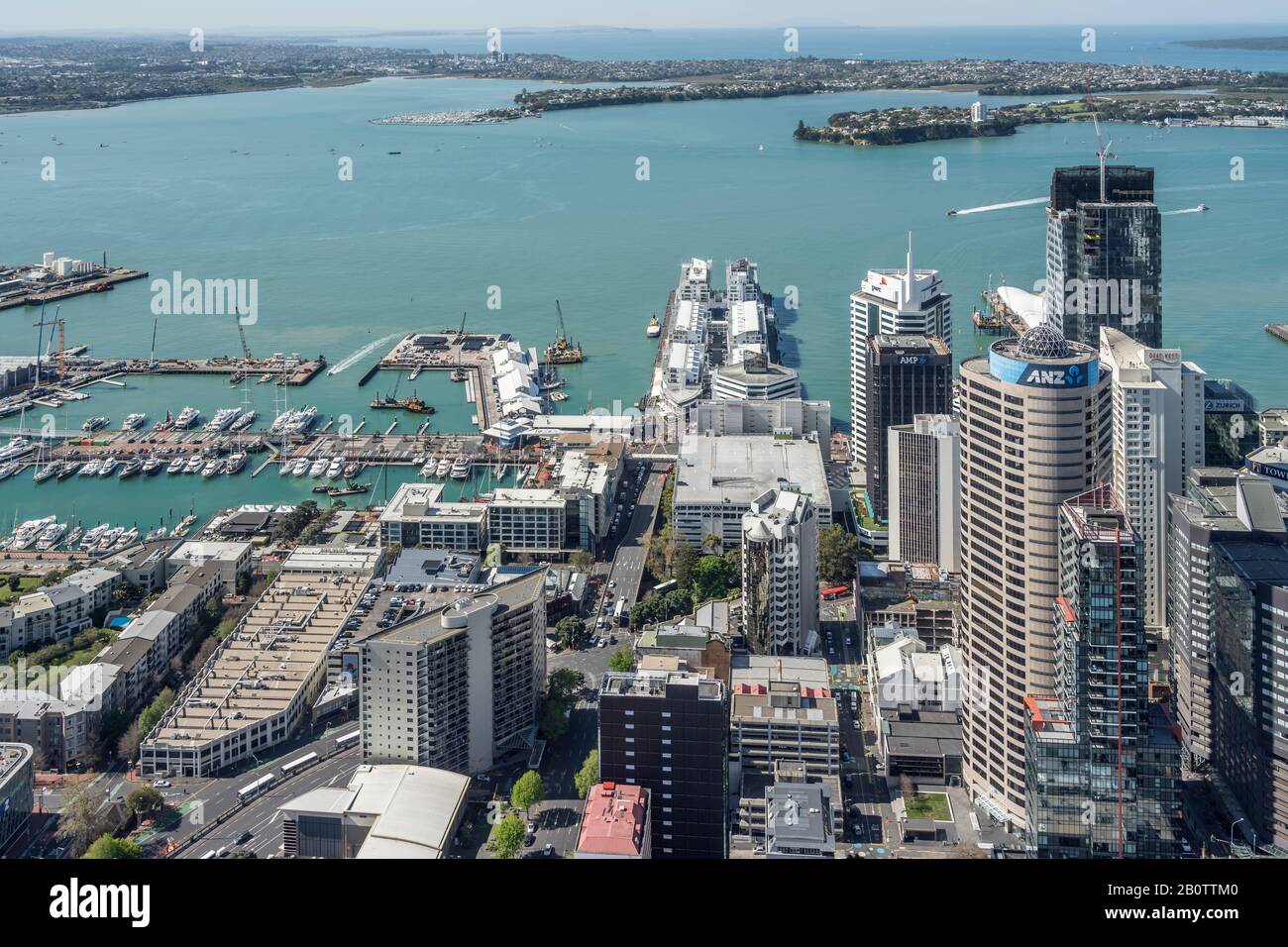 Auckland, NUOVA ZELANDA - 05 novembre 2019: Paesaggio urbano dall'alto del porto e edifici alti nel fresco centro della città dinamica, girato in vivaci spri tardi Foto Stock